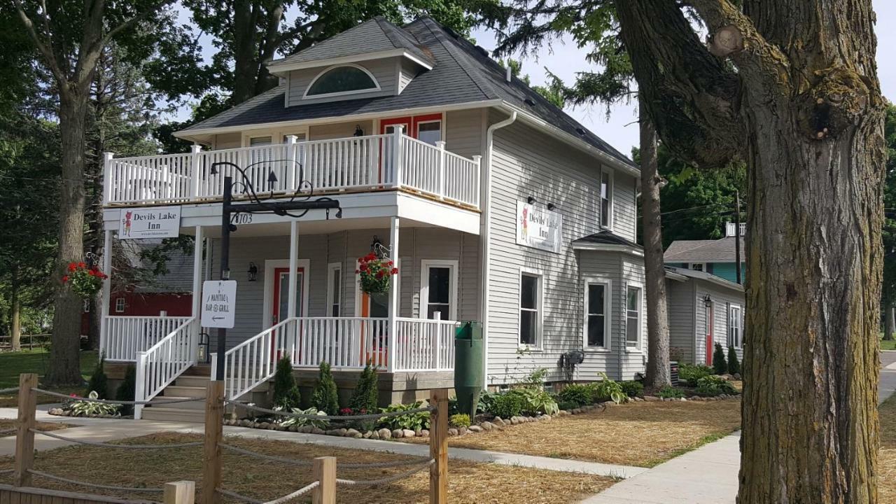 Devils Lake Inn Manitou Beach Exterior foto