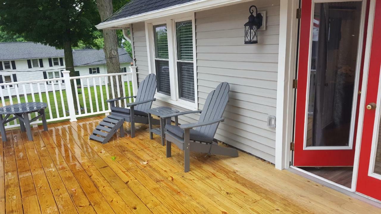 Devils Lake Inn Manitou Beach Exterior foto